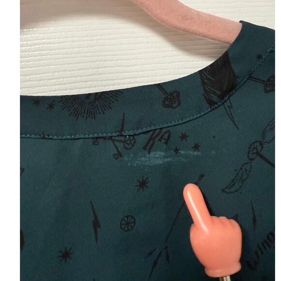 Torrid 1 (1X 14/16) Harry Potter Spells Feather Print Georgette Harper Blouse - Picture 2 of 6